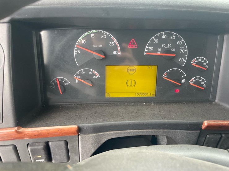 #149-•-2004-volvo-sleeper-semi-truck-image-35