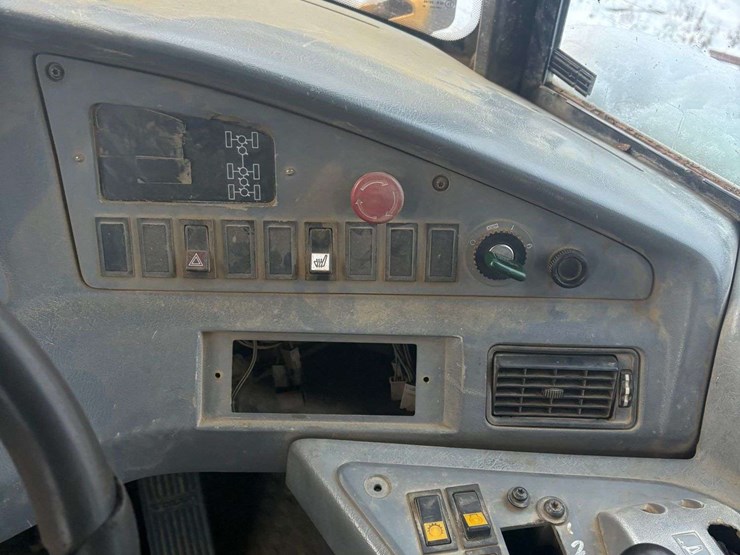 2000-volvo-a40d-image-13