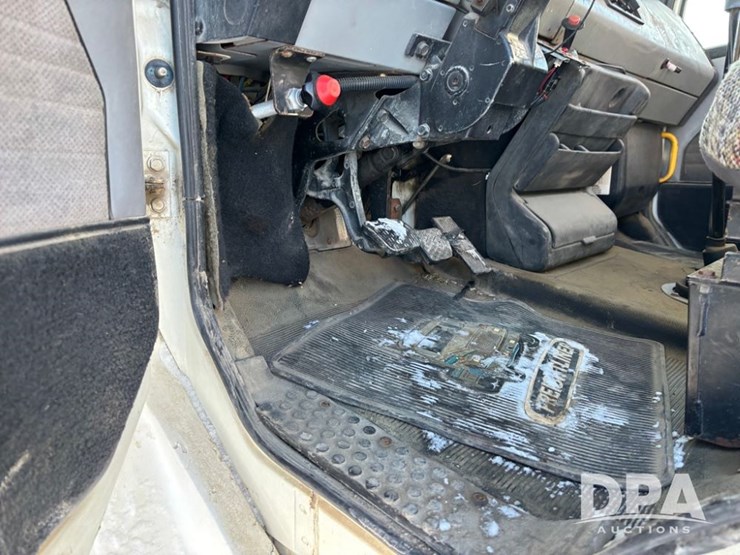 1998-freightliner-fl80-image-68