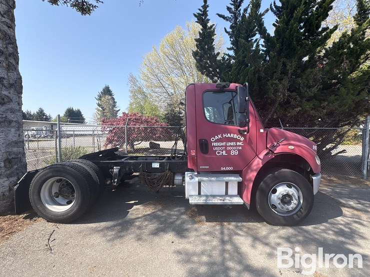 2004-freightliner-m2-106-image-4