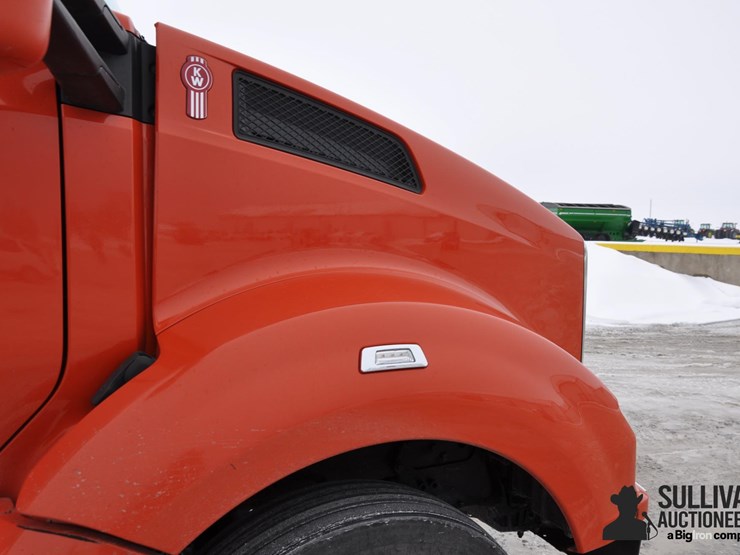 2015-kenworth-t880-image-12