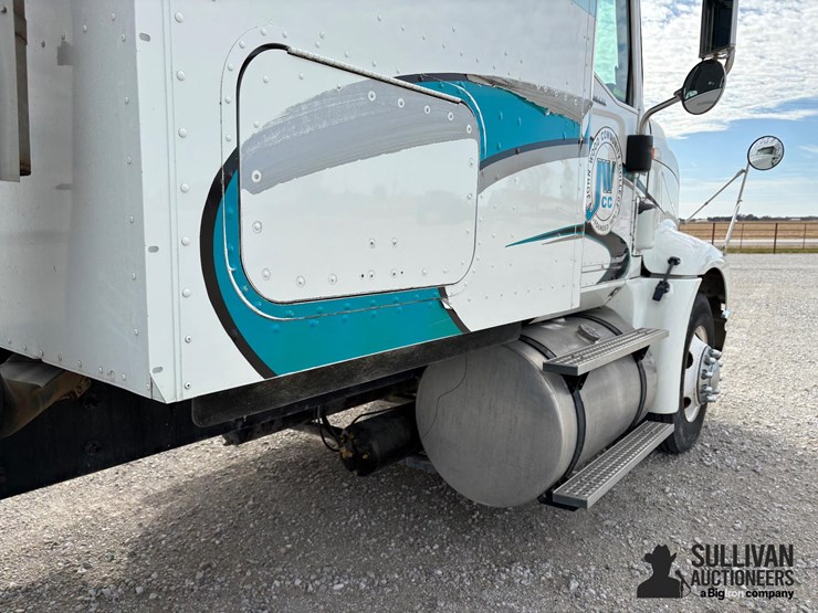 2006-international-9400i-t/a-sleeper-truck-tractor-image-11