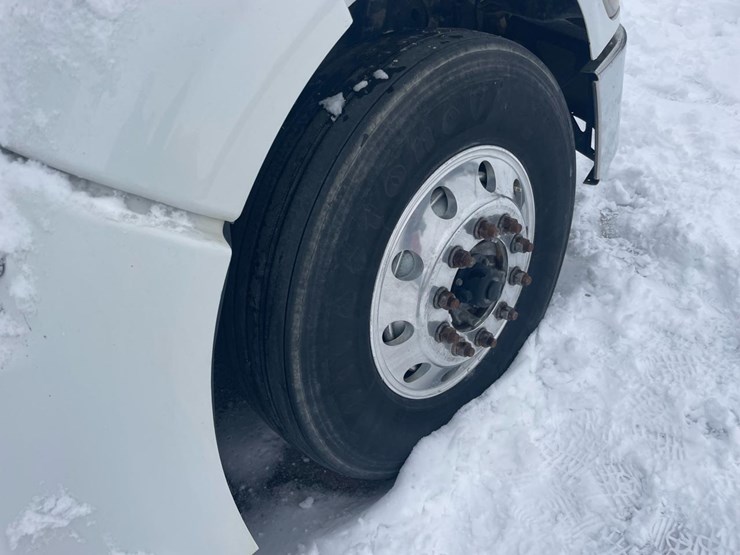 2012-peterbilt-384-image-25