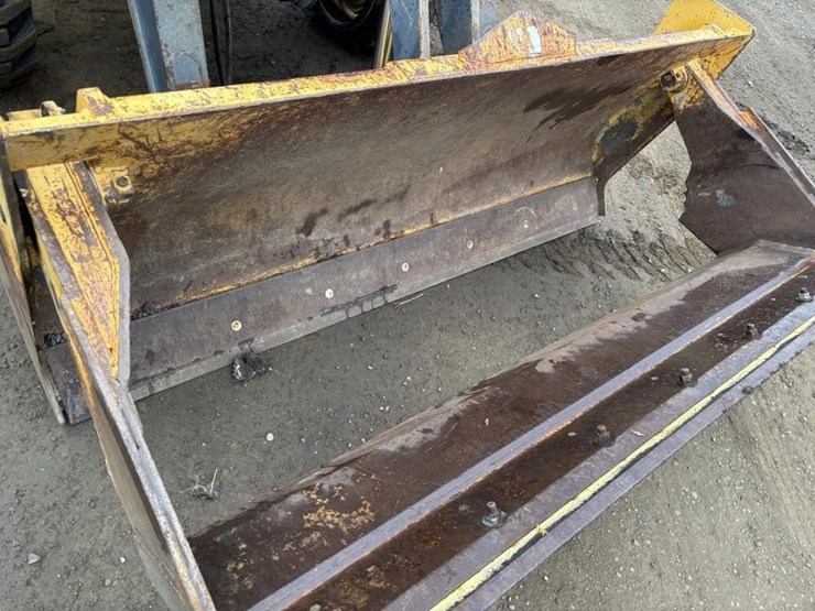 2017-deere-210l-image-11