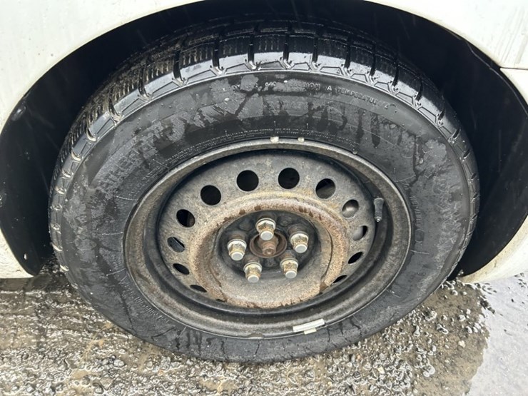 2004-toyota-prius-hybrid-sedan-image-13