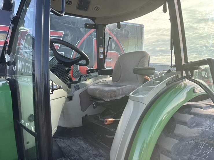 john-deere-4044r-loader-tractor-image-15