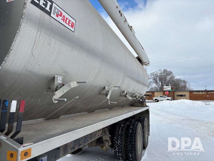 freightliner-114sd-image-39