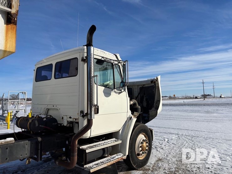 1998-freightliner-fl80-image-46