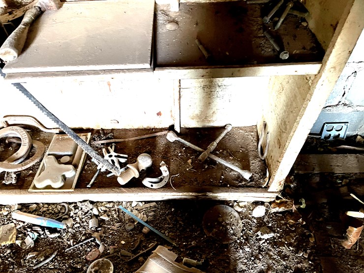 #3722-•-tools-hardware-and-shelf-image-3