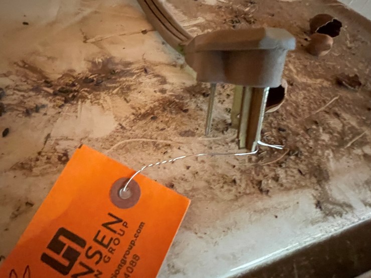 #3687-•-maytag-dryer-and-garage-lamps-image-5