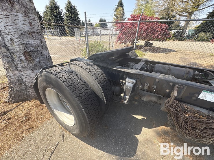 2004-freightliner-m2-106-image-16