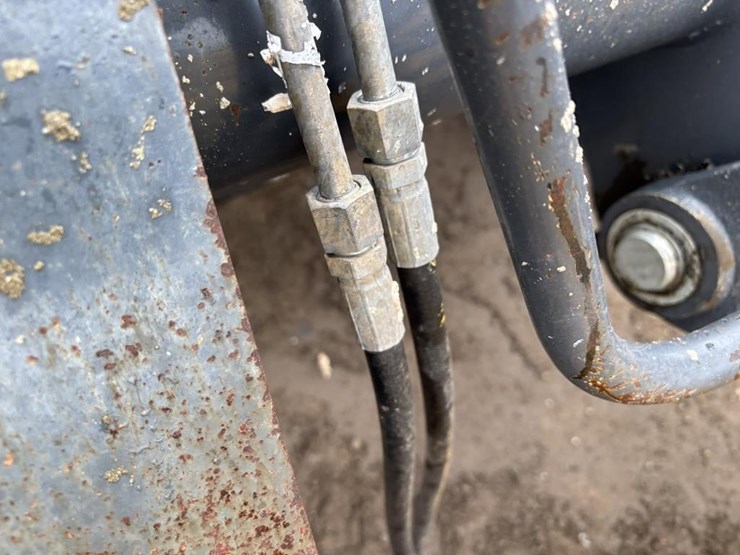 2017-deere-210l-image-14