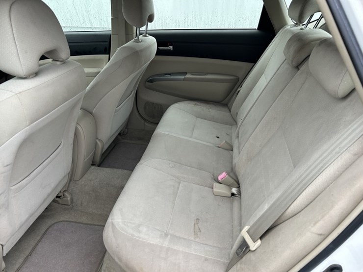 2004-toyota-prius-hybrid-sedan-image-32