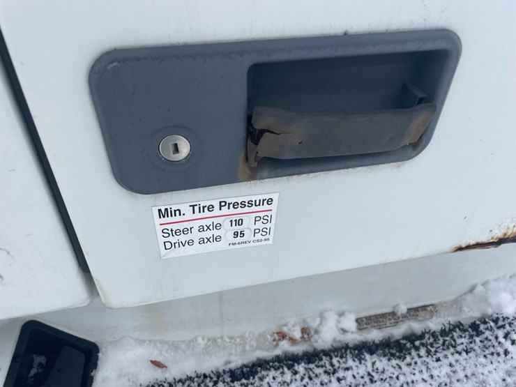 #149-•-2004-volvo-sleeper-semi-truck-image-29