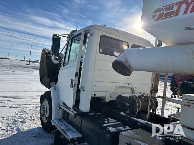 1998-freightliner-fl80-image-57