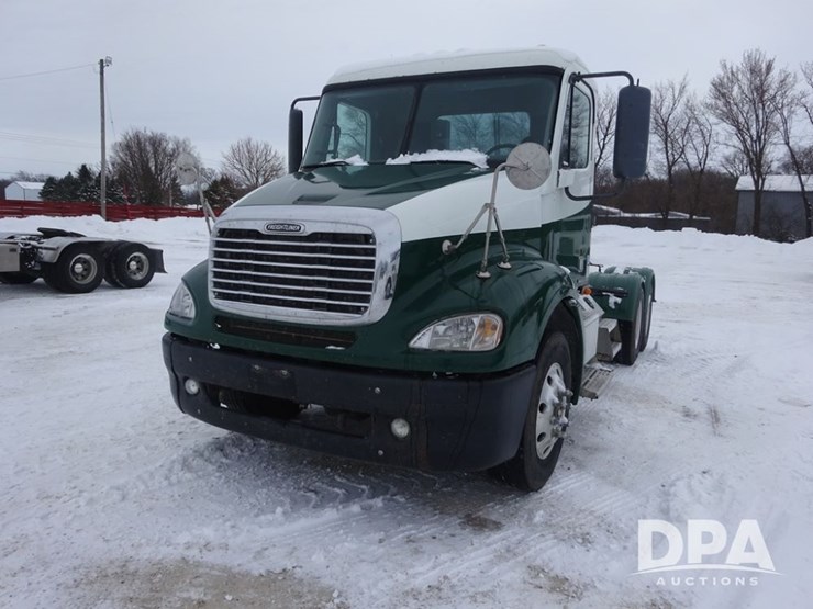 2007-freightliner-columbia-112-image-3