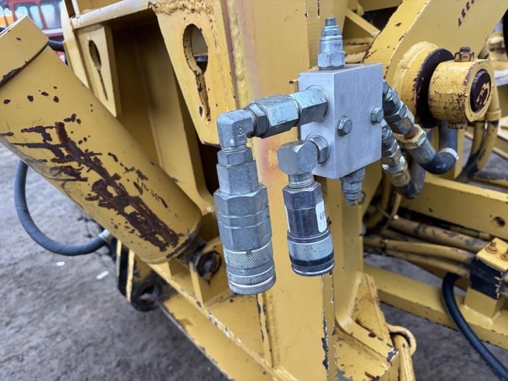 2005-caterpillar-143h-image-25