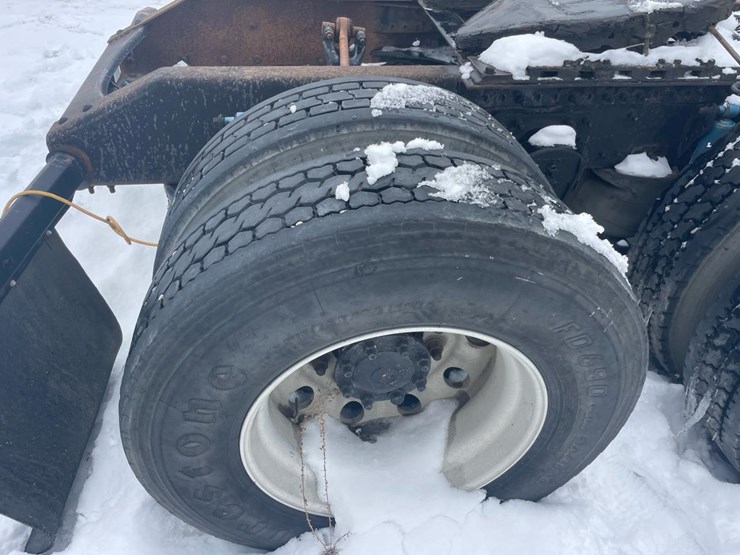 #149-•-2004-volvo-sleeper-semi-truck-image-22