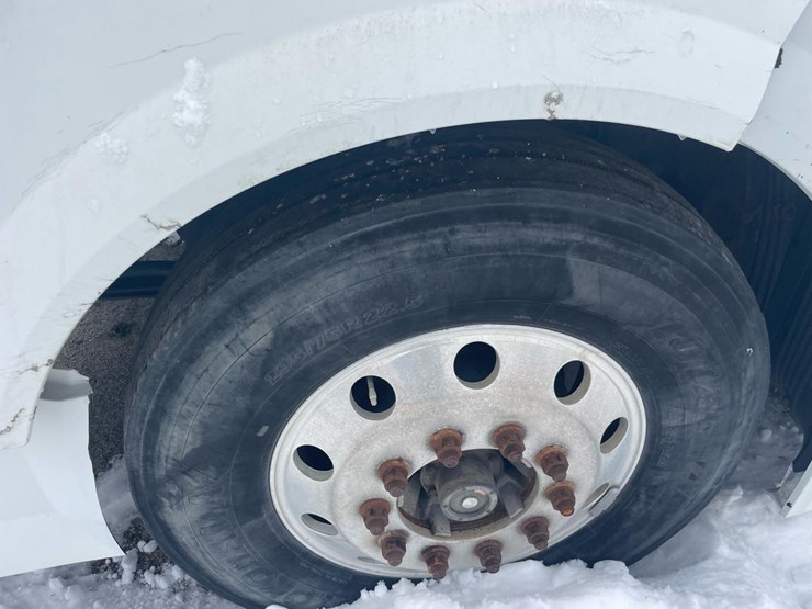 #149-•-2004-volvo-sleeper-semi-truck-image-11