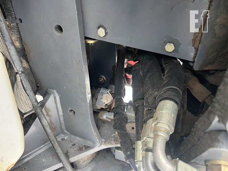 new-holland-tv140-image-36