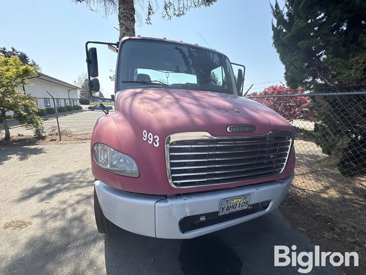 2004-freightliner-m2-106-image-13