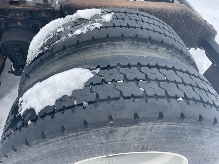 #149-•-2004-volvo-sleeper-semi-truck-image-18