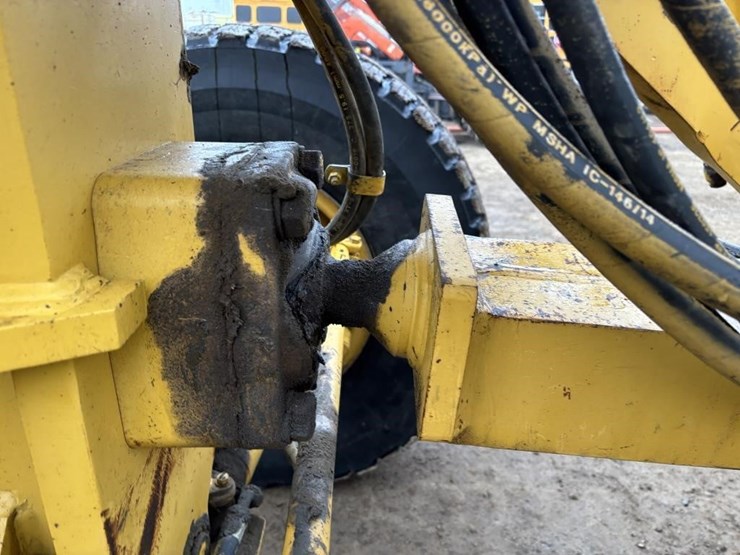 2005-caterpillar-143h-image-27