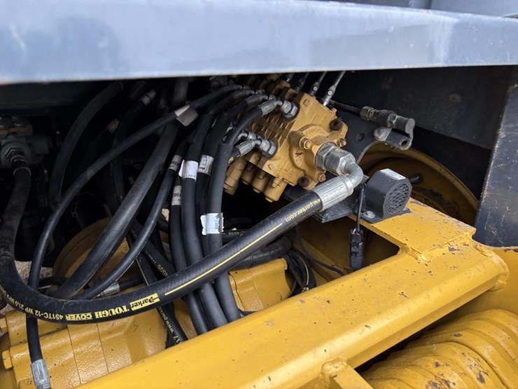 2017-deere-210l-image-24