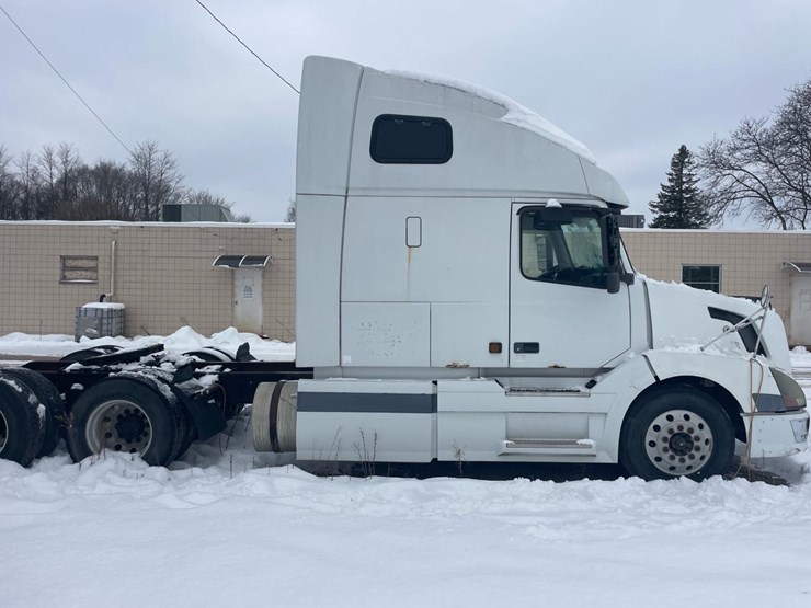 #149-•-2004-volvo-sleeper-semi-truck-image-6