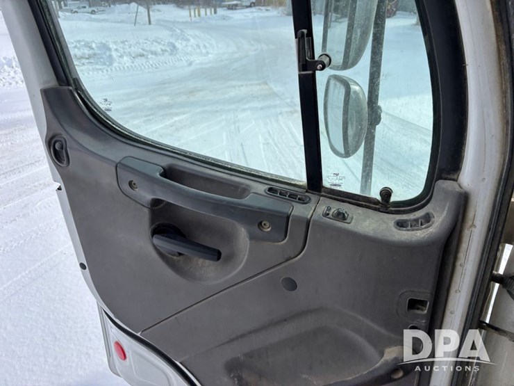 freightliner-114sd-image-71