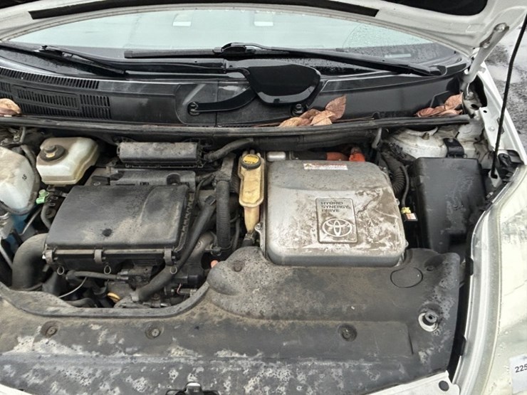 2004-toyota-prius-hybrid-sedan-image-36