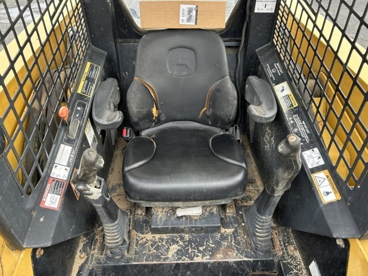 john-deere-332-image-13