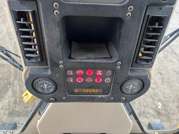 2005-caterpillar-143h-image-47