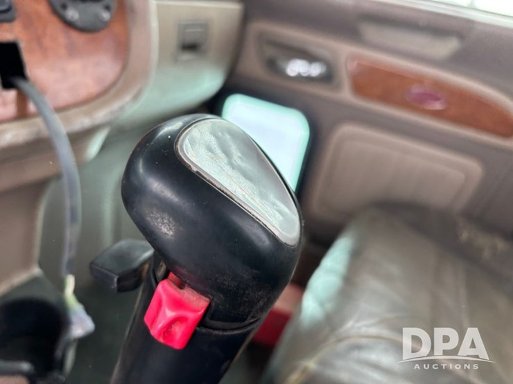 peterbilt-365-image-42