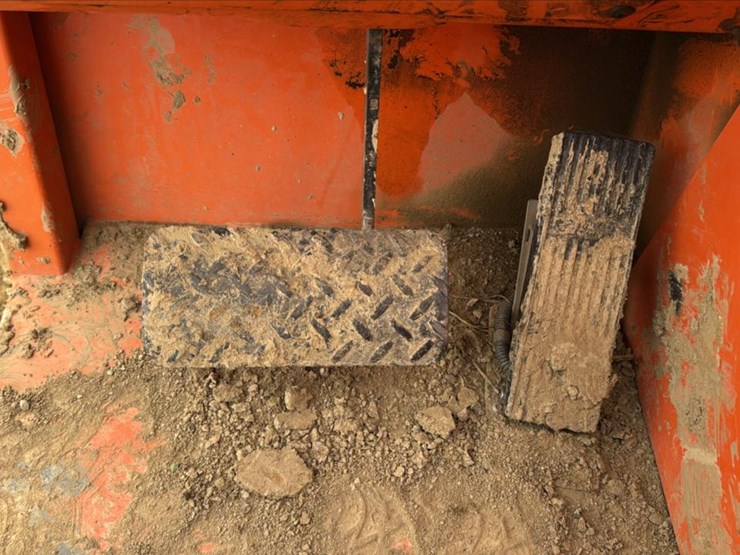 #107-•-2015-jlg-6042-telehandler-image-24