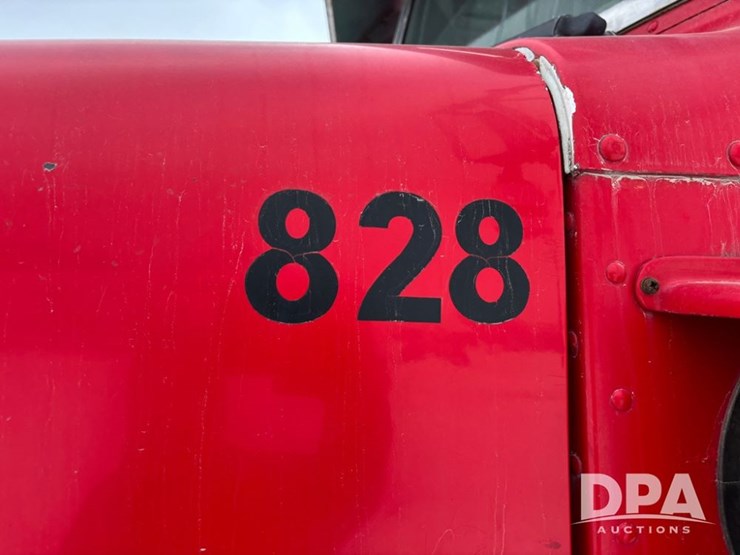 peterbilt-365-image-28