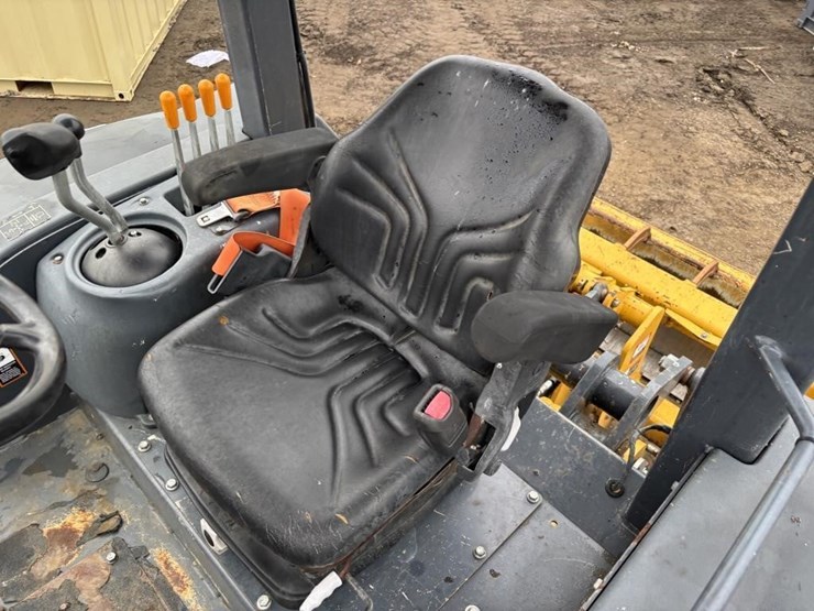 2017-deere-210l-image-32