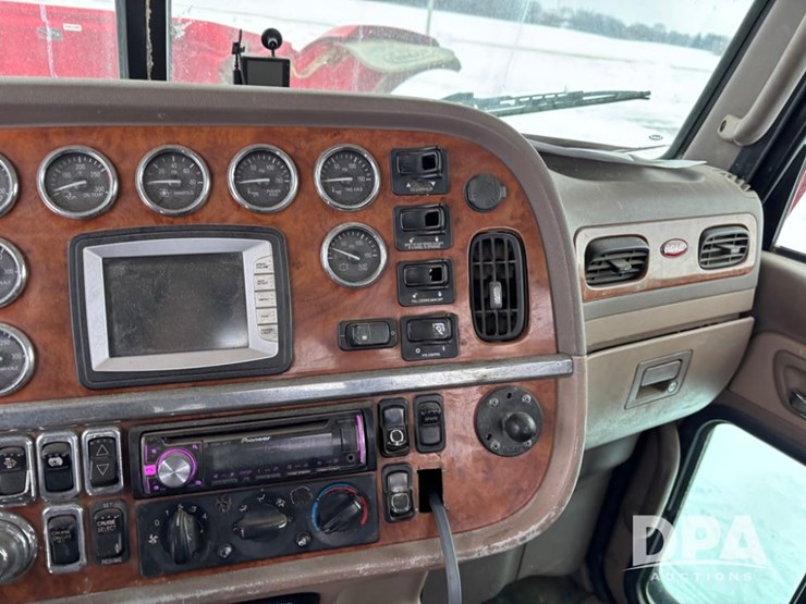 peterbilt-365-image-66