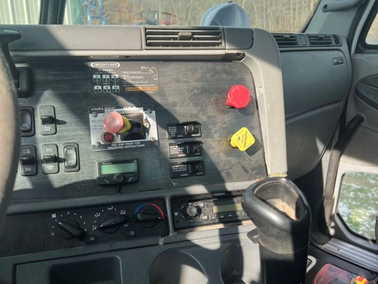 freightliner-columbia-112-image-13