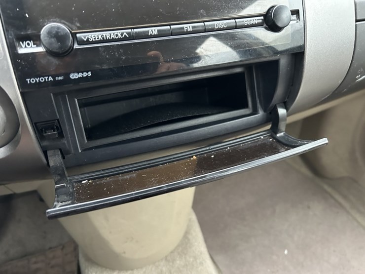 2004-toyota-prius-hybrid-sedan-image-23