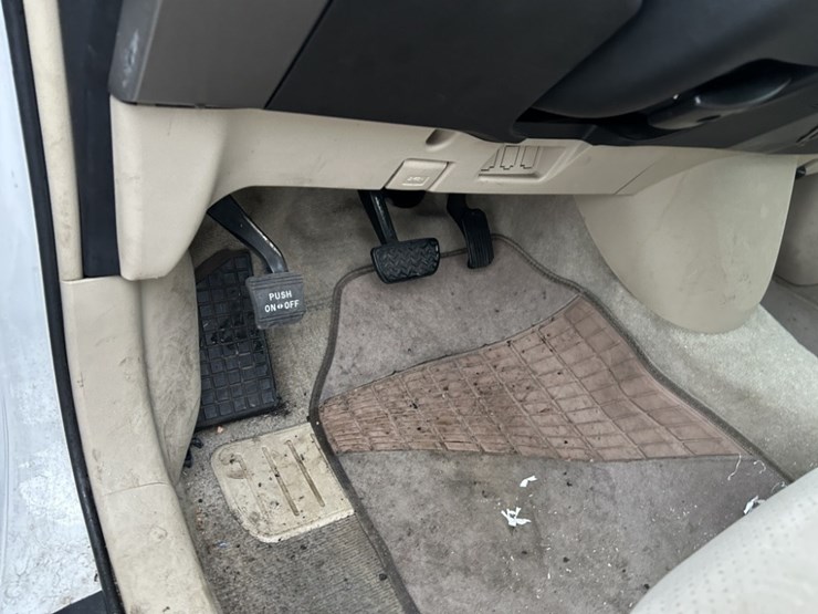 2004-toyota-prius-hybrid-sedan-image-30