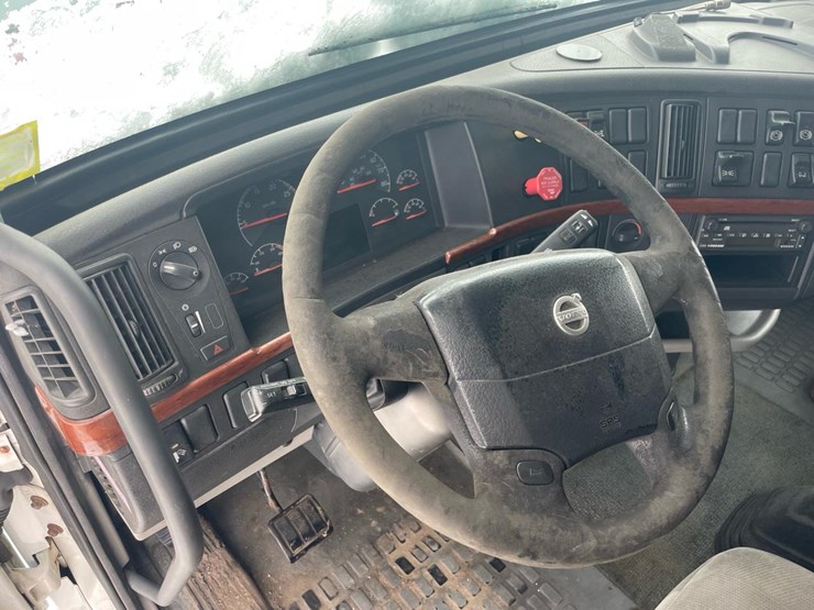 #149-•-2004-volvo-sleeper-semi-truck-image-33