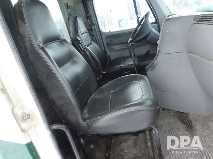 2007-freightliner-columbia-112-image-82