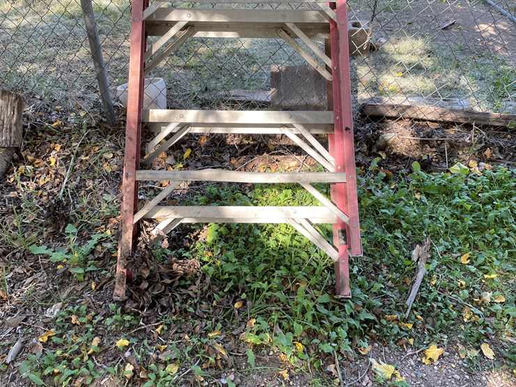 #3705-•-10'-step-ladder-image-2
