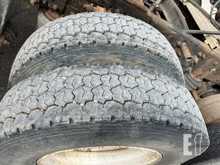 1997-freightliner-fld120-image-10