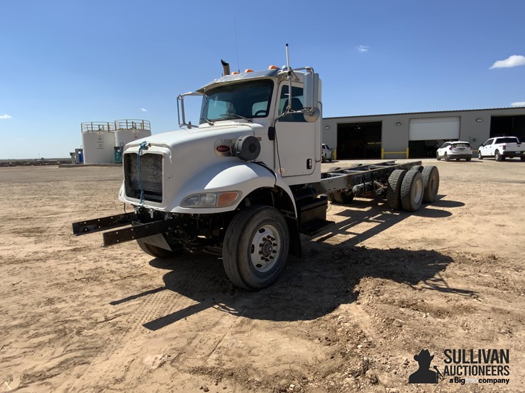 2017-peterbilt-348-image-1