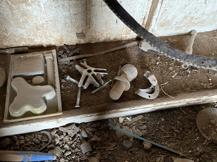 #3722-•-tools-hardware-and-shelf-image-13