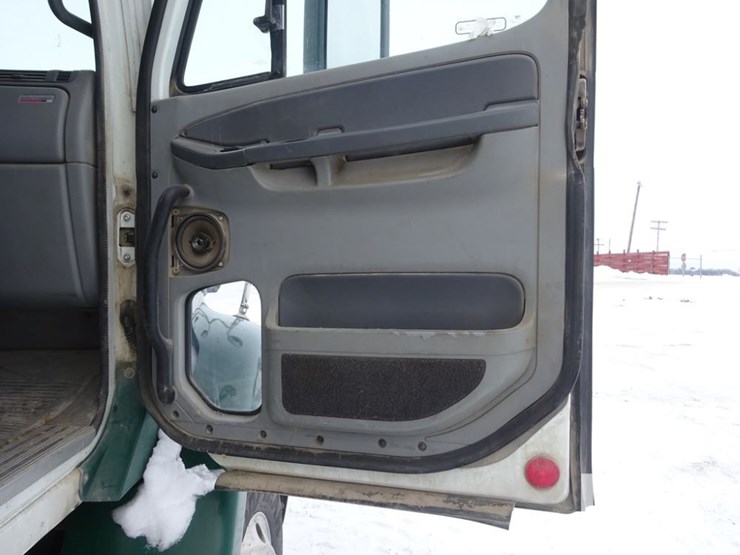 2007-freightliner-columbia-112-image-79