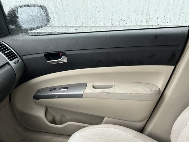 2004-toyota-prius-hybrid-sedan-image-20