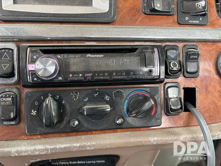 peterbilt-365-image-71